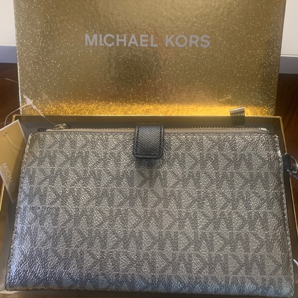 Michael kors wristlet